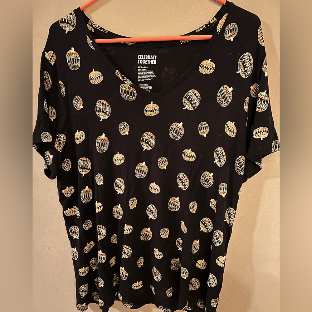 🎃 Women’s XXL short sleeve shirt, v-neck, with decorated pumpkins. 🎃
